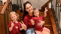 <p>Kebersamaan Allie dan Ollie berhasil menarik perhatian netizen. Banyak dari mereka yang mengatakan kakak beradik ini bak boneka yang bikin gemas, lho. (Foto: Instagram: @marissaln)</p>