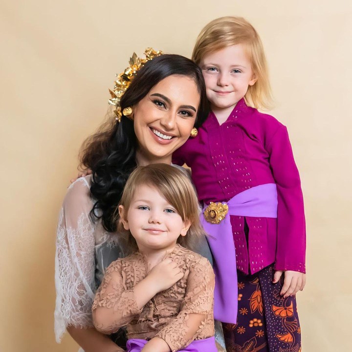 <p>Marissa juga terlihat membagikan potretnya bersama Allie dan Ollie ketika mengenakan kebaya adat Bali, nih. Menggemaskan banget ya, Bunda. (Foto: Instagram: @marissaln)</p>