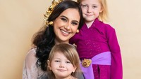 <p>Marissa juga terlihat membagikan potretnya bersama Allie dan Ollie ketika mengenakan kebaya adat Bali, nih. Menggemaskan banget ya, Bunda. (Foto: Instagram: @marissaln)</p>