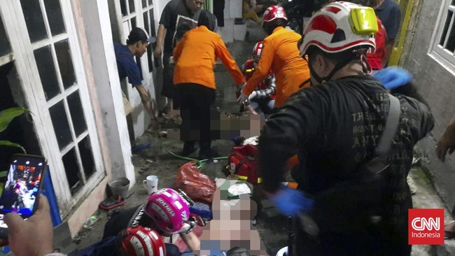Seorang pria nekat membakar istri siri dan dua anak di rumahnya, Kecamatan Sambikerep, Surabaya, Jumat (14/4) dini hari.