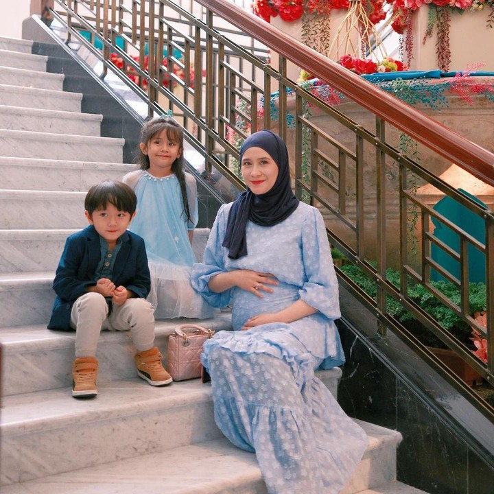 <p>Pemain sinetron Ryana Dea saat ini tengah hamil anak ketiga. Di Hari Lebaran, usia kandungan Ryana masuk trimester kedua. (Foto: Instagram @ryana_dea)</p>
