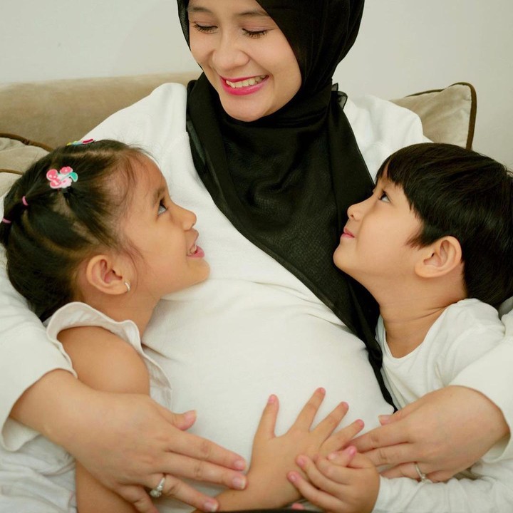 <p>Ryana juga membagikan pengalamannya hamil ketiganya. Ryana mengungkapkan bahwa ia membuka KB nya sebelum berangkat ke Eropa. Namun ia sempat sedih karena selalu mendapatkan hasil test pack negatif. (Sumber: Instagram @ryana_dea)</p>