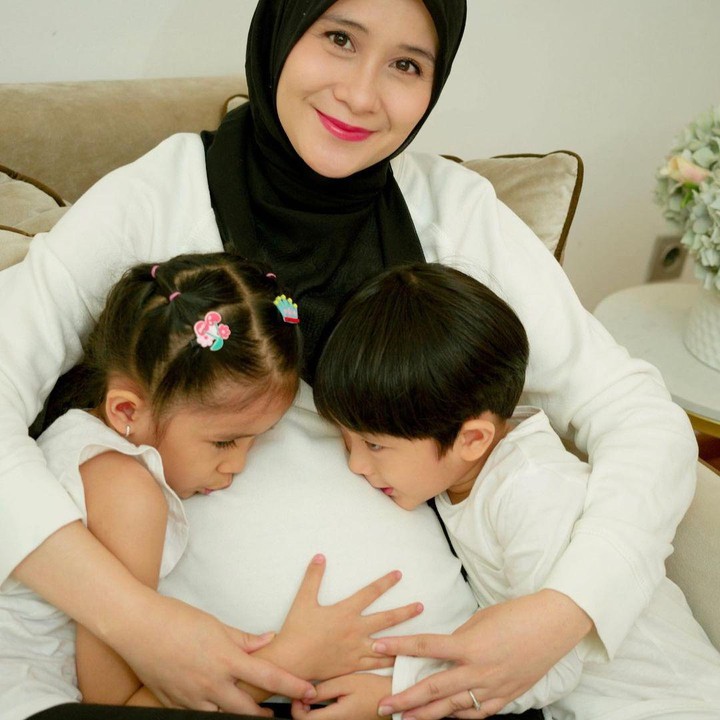 <p>Ryana menceritakan bahwa ia mendapatkan test pack kehamilan positif saat tiga hari menjelang hari ulang tahunnya. "Akhirnya 3 hari sebelum ulang tahun kemaren kaget banget dikasih kado sama Allah testpack garis dua." (Sumber: Instagram @ryana_dea)</p>