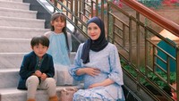 <p>Saat puasa hari pertama pada 22 Maret 2023 kemarin, Ryana mengunggah potret dirinya yang sedang memegang perut hamilnya beserta kedua anaknya. Semuanya tampak duduk di tangga dengan mengenakan pakaian muslim. (Sumber: Instagram @ryana_dea)</p>
