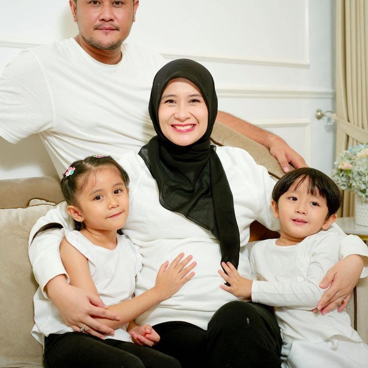 <p>Salah satu <em>postingan</em> akun Instagramnya ini, tampak Ryana berserta keluarga kecilnya yang menunjukan keceriaan. Ia juga mengungkapkan usia kandungannya yang sudah mencapai 17 minggu dalam keterangannya. (Foto: Instagram @ryana_dea)</p>