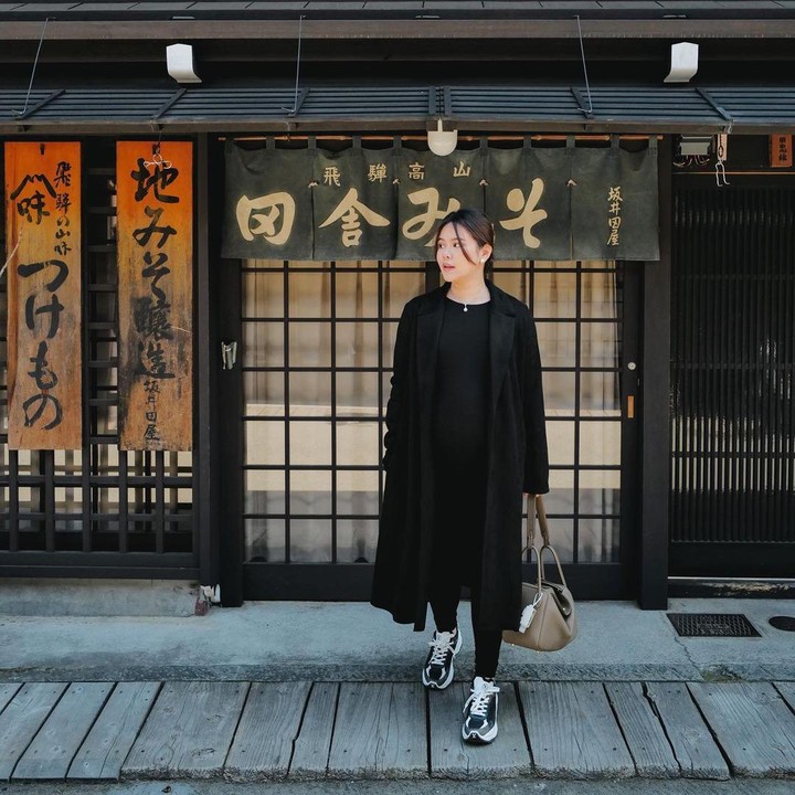 <p>Selain ke gunung Fuji, Melisa juga menyempatkan untuk liburan ke Takayama Old Town, Sanmachi Suji di Jepang. Ia mengenakan pakaian serba hitam dengan perutnya yang tampak menonjol. (Sumber: Instagram @melisahart_)</p>