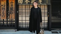 <p>Selain ke gunung Fuji, Melisa juga menyempatkan untuk liburan ke Takayama Old Town, Sanmachi Suji di Jepang. Ia mengenakan pakaian serba hitam dengan perutnya yang tampak menonjol. (Sumber: Instagram @melisahart_)</p>