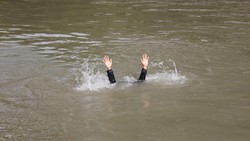 Tim SAR Panik Cari Anak Tenggelam di Sungai, Korbannya Malah Asyik Nontonin