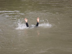 Terpeleset ke Sungai saat Cari Kerang, Pria di Tebing Tinggi Ditemukan Tewas