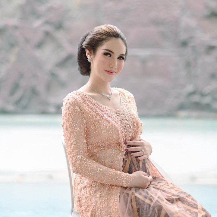 <p>Pemain sinetron Syahra Larez menjalani kehamilan pertamanya di bulan Ramadan. Saat ini, usia kandungan wanita 20 tahun ini sudah masuk trimester akhir, Bunda. Pada pertengahan bulan Maret lalu, Syahra sempat mengadakan acara 7 bulanan kehamilannya. (Foto: Instagram @syahralarez_new)</p>