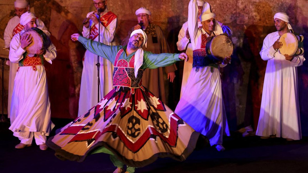 FOTO: Tanoura, Tarian Berputar Bernuansa Islami Asal Mesir