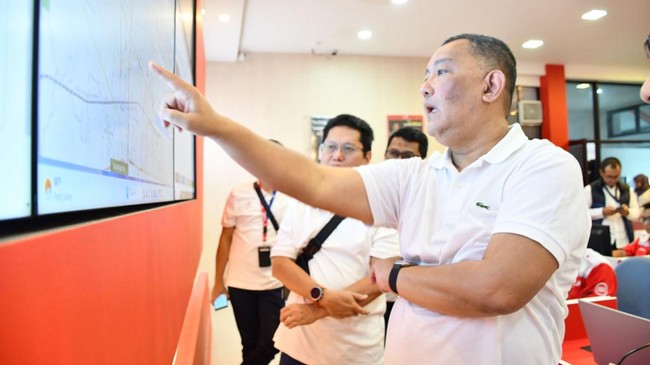 Direktur Wholesale & International Service Telkom Bogi Witjaksono meninjau kesiapan infrastruktur telekomunikasi menjelang lebaran.