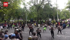 VIDEO: Demo Tolak UU Ciptaker Semarang Ricuh, Polisi Tangkap 5 Orang