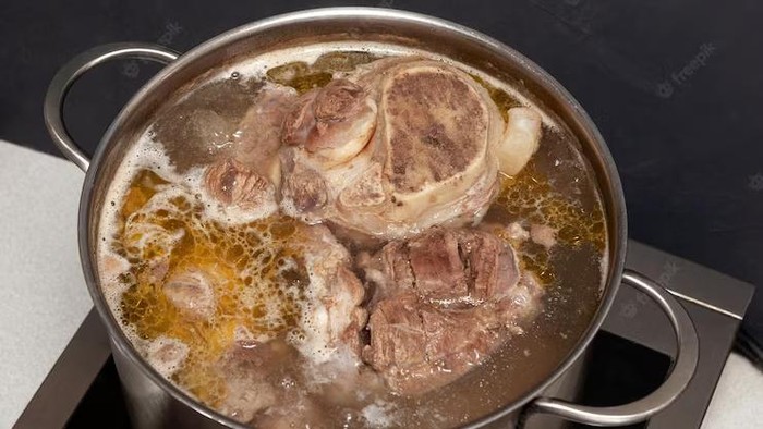 Jangan Dicuci, Ini 5 Cara Menyimpan Daging Kurban Agar Awet dan Nggak Cepat Bau!