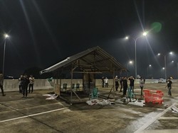 Situasi Terkini di Tol Jatikarya, Ada Bale di Tengah Jalan