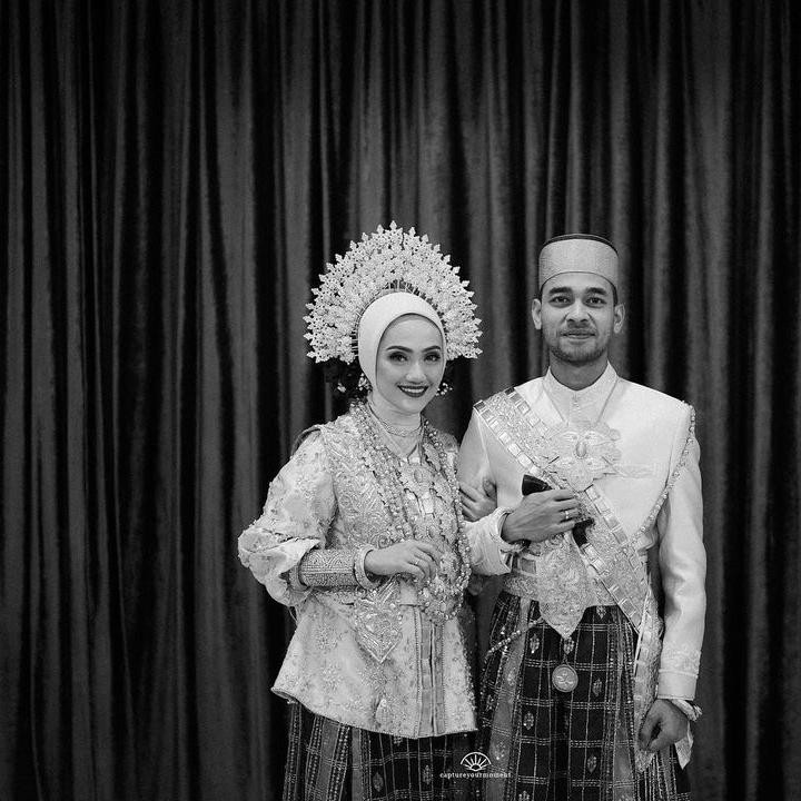 <p>Istri aktor Wafda Saifan, Safira Kamila, juga merayakan Lebaran saat sedang hamil. Safira yang berprofesi sebagai dokter gigi ini tengah hamil anak pertama. Wafda pertama kali mengumumkan kabar kehamilan ini pada akhir Februari lalu. (Foto: Instagram @wafda90)</p>