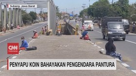 VIDEO: Penyapu koin Bahayakan Pengendara Pantura