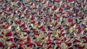 FOTO: 11 Ribu Penari India Pecahkan Rekor Dunia Menari Bihu
