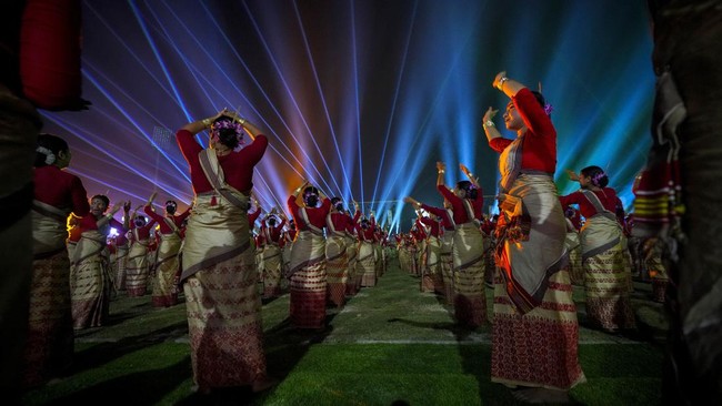 FOTO: 11 Ribu Penari India Pecahkan Rekor Dunia Menari Bihu
