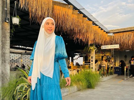7 Potret OOTD April Jasmine Istri Ustaz Solmed, Modis dengan Jilbab Panjang