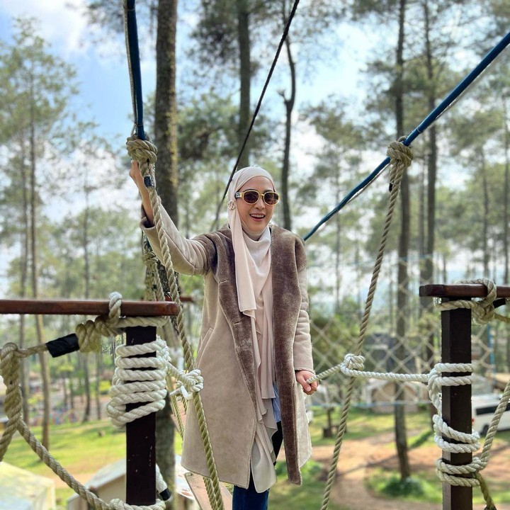 <p>Enggak selalu pakai rok, April Jasmine juga tetap tampil muslimah dengan pakaian berikut untuk beraktivitas di outdoor. Outfit ini keren ditiru untuk acara santai atau untuk pergi bersama suami dan anak-anak nih, Bunda! (Foto: Instagram @apriljasmine85)<br /><br /><br /></p>