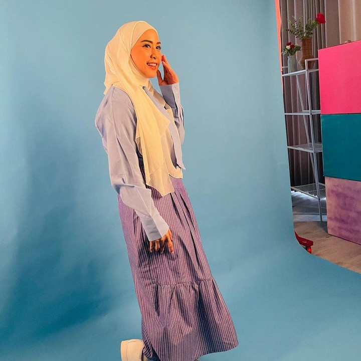 <p>OOTD April Jasmine yang satu ini juga bisa jadi inspirasi. Rok dengan aksen ruffle yang sedang tren dipadukan dengan sneakers dan oversize t-shirt membuat penampilan Bunda tiga ini sukses tampil seperti ABG. (Foto: Instagram @apriljasmine85)<br /><br /><br /></p>