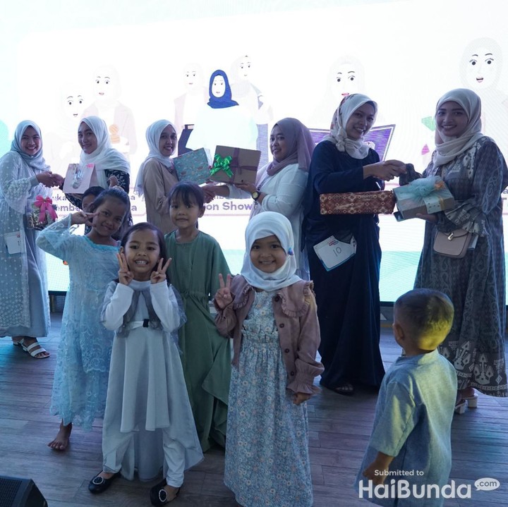 <p>Setelah menikmati hidangan buka puasa, para Bunda saling bertukar hampers Lebaran. <em>Waaa...</em> Apa ya, isi kadonya? <em>He he he...</em> (Foto: Atmaja Kurniawan/ HaiBunda)</p>