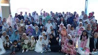 <p>Acara bukber kali ini nggak afdol dong, tanpa pose bareng seluruh member HaiBunda Squad dan segenap Tim HaiBunda. Terima kasih para Bunda dan Si Kecil yang sudah hadir. Sampai jumpa di event selanjutnya yaaa... (Foto: Atmaja Kurniawan/ HaiBunda)</p>