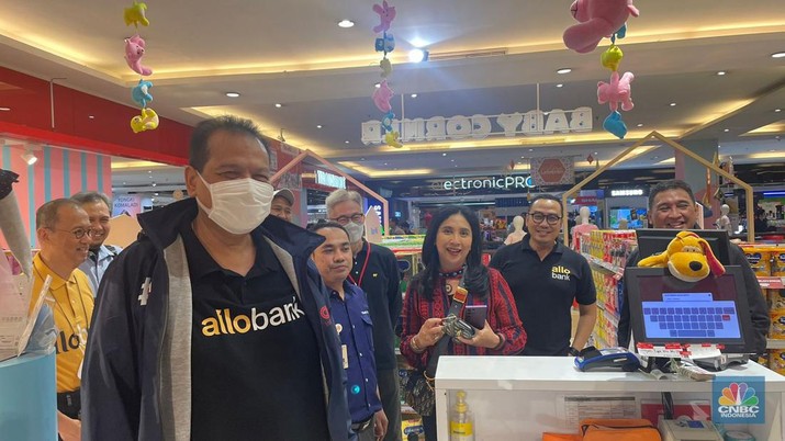 Chairul Tanjung di Transmart Cempaka Putih, Jakarta dalam program Transmart Full Day Sale, Sabtu (15/4/2023). (CNBC Indonesia/Martya Rizky)