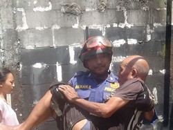 3 Jam Terjebak di Atap Rumah, Kakek di Bogor Dievakuasi Damkar