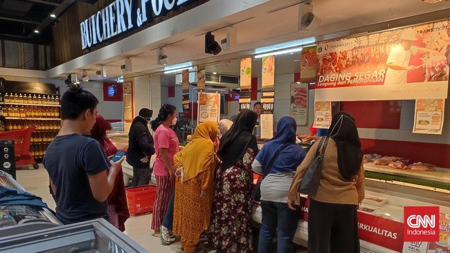 Emak-emak langsung memborong daging sapi dan ayam di Transmart Cempaka Putih, Jakarta Pusat tepat pukul 10.00 WIB ketika Full Day Sale resmi dibuka hari ini.