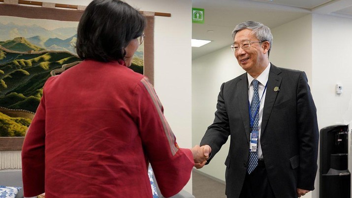 enteri Keuangan Sri Mulyani dan Gubernur dari The People’s Bank of China, Yi Gang, bertemu secara bilateral saat menghadiri IMF-World Bank Spring Meeting 2023