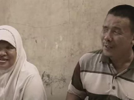 Kisah Pasutri Buta Penjual Kerupuk yang Sering Makan Nasi Garam