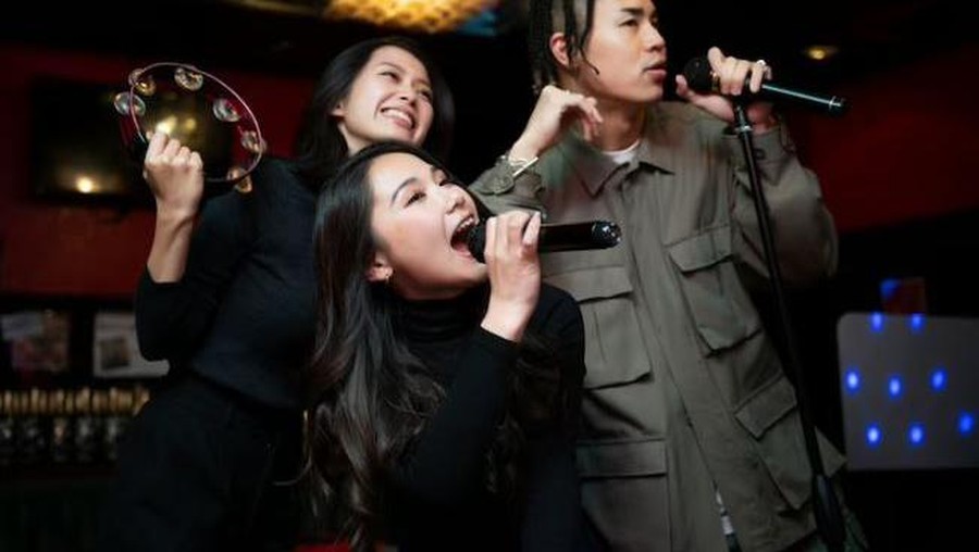 Karaoke untuk Ekspresikan Rasa Kesal&period; Foto freepik&period;com&colon; freepik