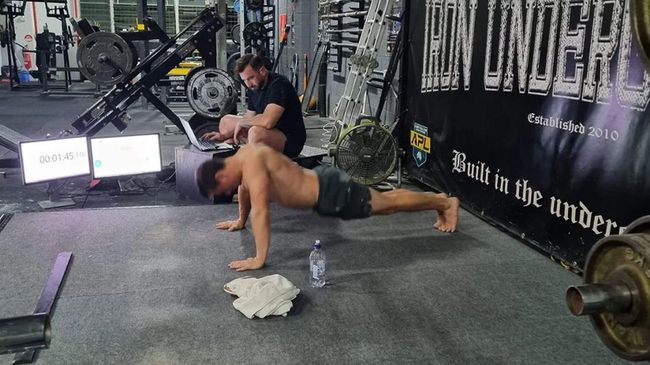 Seorang pria asal Australia telah mencetak rekor dunia terbaru untuk latihan push up.