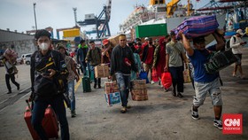 FOTO: Tanjung Priok Mulai Padat Pemudik yang Rindu Kampung Halaman