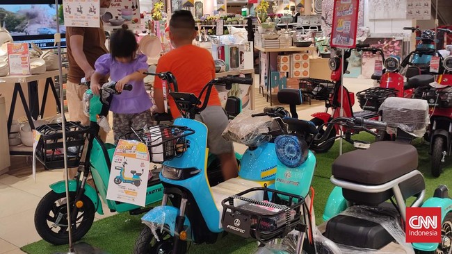 Pengunjung bisa mendapat potongan harga sampai Rp2 juta untuk pembelian sepeda listrik khusus gelaran Transmart Full Day Sale hari ini, Minggu (26/11).