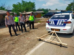 Dilintasi Pemudik, Polisi Sapu Ranjau Paku di Jalur Arteri Karawang