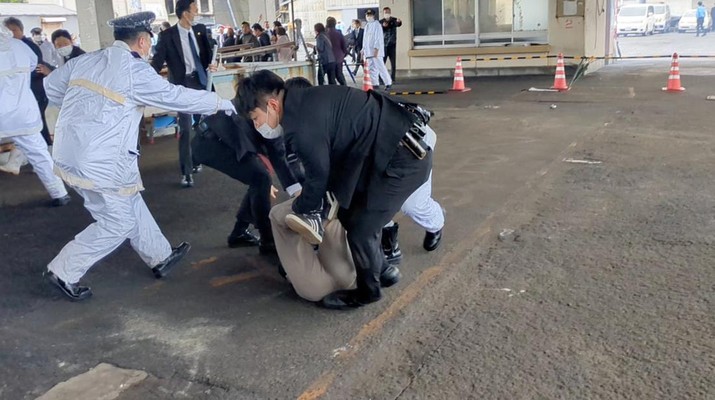 Seorang pria, diyakini sebagai tersangka yang melemparkan benda mirip pipa di dekat Perdana Menteri Jepang Fumio Kishida selama pidatonya di luar ruangan. (TWITTER @AK2364N via REUTERS)