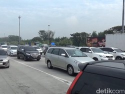 Penampakan Antrean Kendaraan di Gerbang Tol Cikatama Sore Ini