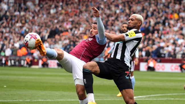 Aston Villa membungkam Newcastle United sekaligus membantu MU masuk posisi tiga besar Liga Inggris.