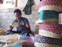 Tuai Berkah Ramadhan, Songkok Anyaman Banyuwangi Laris Manis