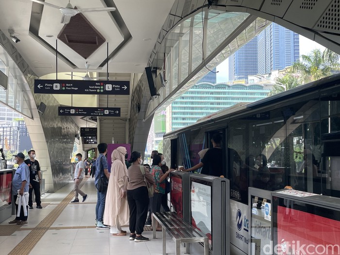 Suasana penumpang hendak menaiki bus transjakarta di Halte Bundaran HI, Sabtu (15/4/2023).