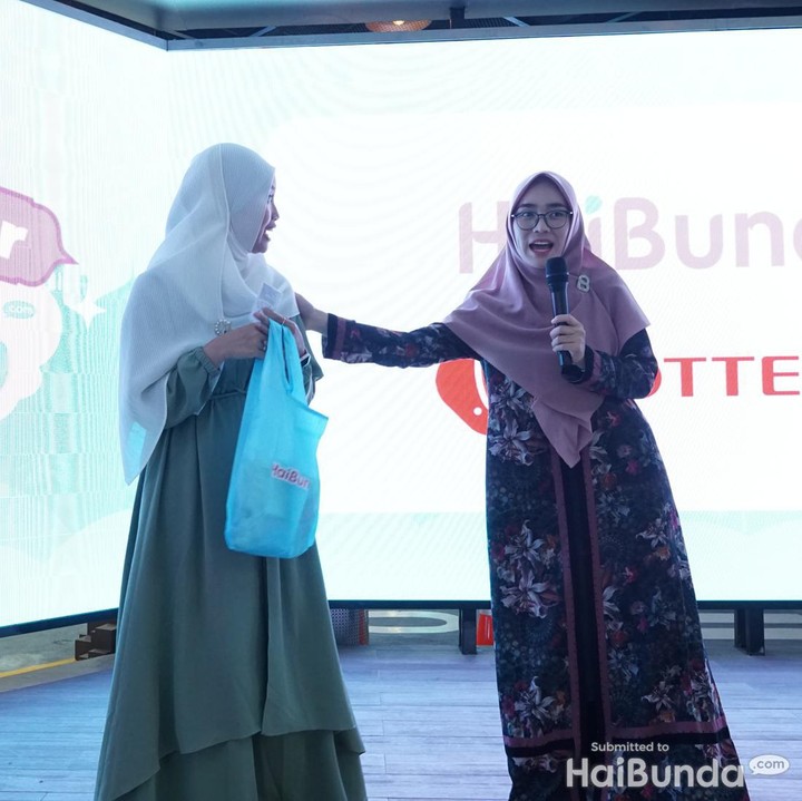 <p>Sebelum memasuki waktu berbuka puasa, Ustazah Muawwanah, S.Ag., memberikan tausiyah tentang kemuliaan di 10 hari terakhir Ramadan dan malam Lailatul Qadar. (Foto: Atmaja Kurniawan/ HaiBunda)</p>