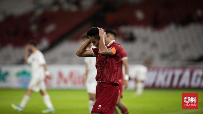 Menteri Pemuda dan Olahraga Dito Ariotedjo memberi semangat kepada para pemain Timnas Indonesia U-22.