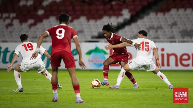Ronaldo Kwateh mengalami cedera hingga meringis kesakitan di pinggir lapangan di pertengahan laga Timnas Indonesia U-22 vs Lebanon, Minggu (16/4).