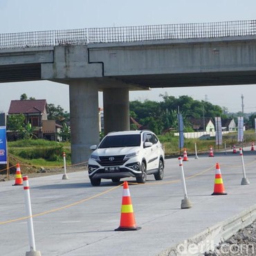 Baru Diresmikan oleh Jokowi, Berapa Tarif Tol Solo-Jogja?