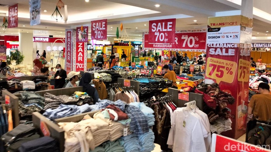 Transmart Buahbatu Bandung diserbu pengunjung.
