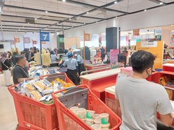 Antusiasme Warga Berburu Diskon di Transmart Cempaka Putih