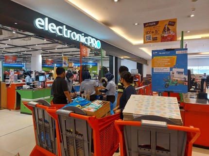 Laris Manis! Biskuit Lebaran dan Elektronik Banyak Diburu di Transmart Full Day Sale